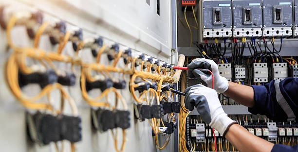 Professional Electrician technician working in Mason City, IL